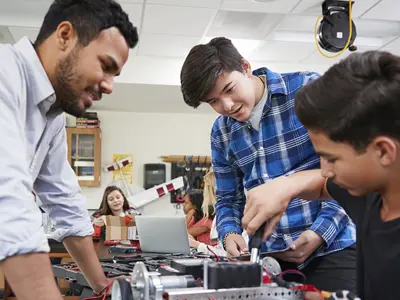 Technology-class-with-students-working-on-robotics---web.jpg